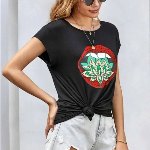 ❌SOLD❌✨Lotus Kiss Black Graphic Tee✨Brand New In Packaging✨ - Picture 3 of 8